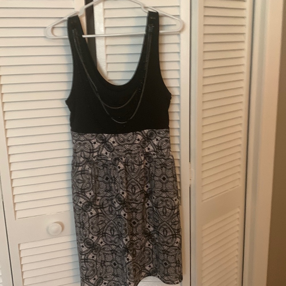 NWOT Express size 6 dress never worn, size zip up, attached necklace